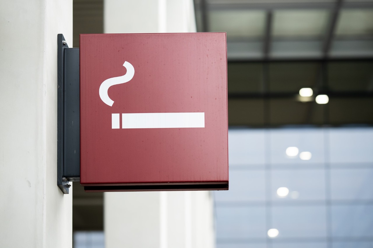 Schild am Terminal mit Raucher-Piktogramm