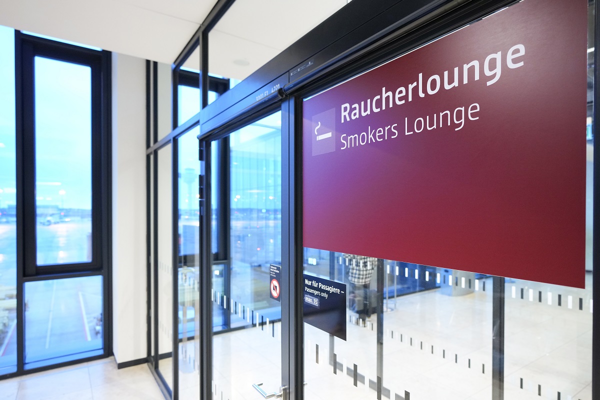 Blick in die Raucherlounge. Im Hintergrund das Vorfeld.