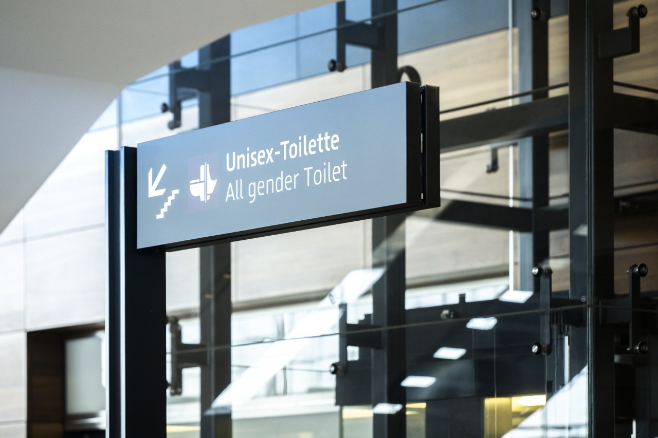 Schild mit der Aufschrift "Unisex WC"