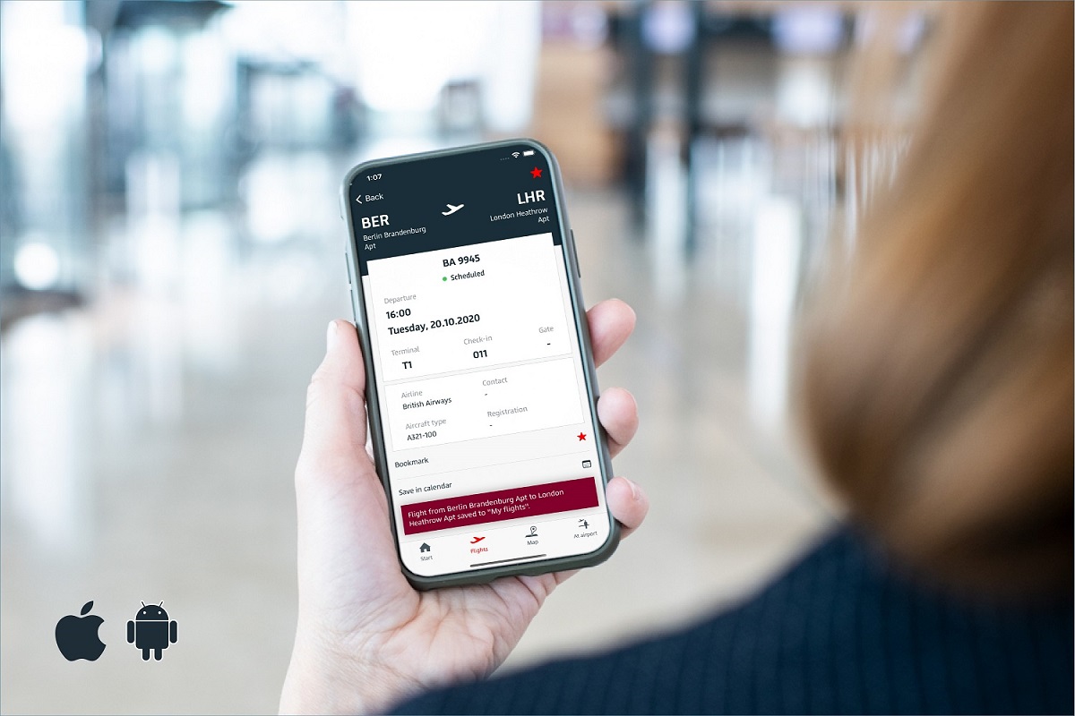 Person hält Smartphone in der Hand. Die BER App ist geöffnet.