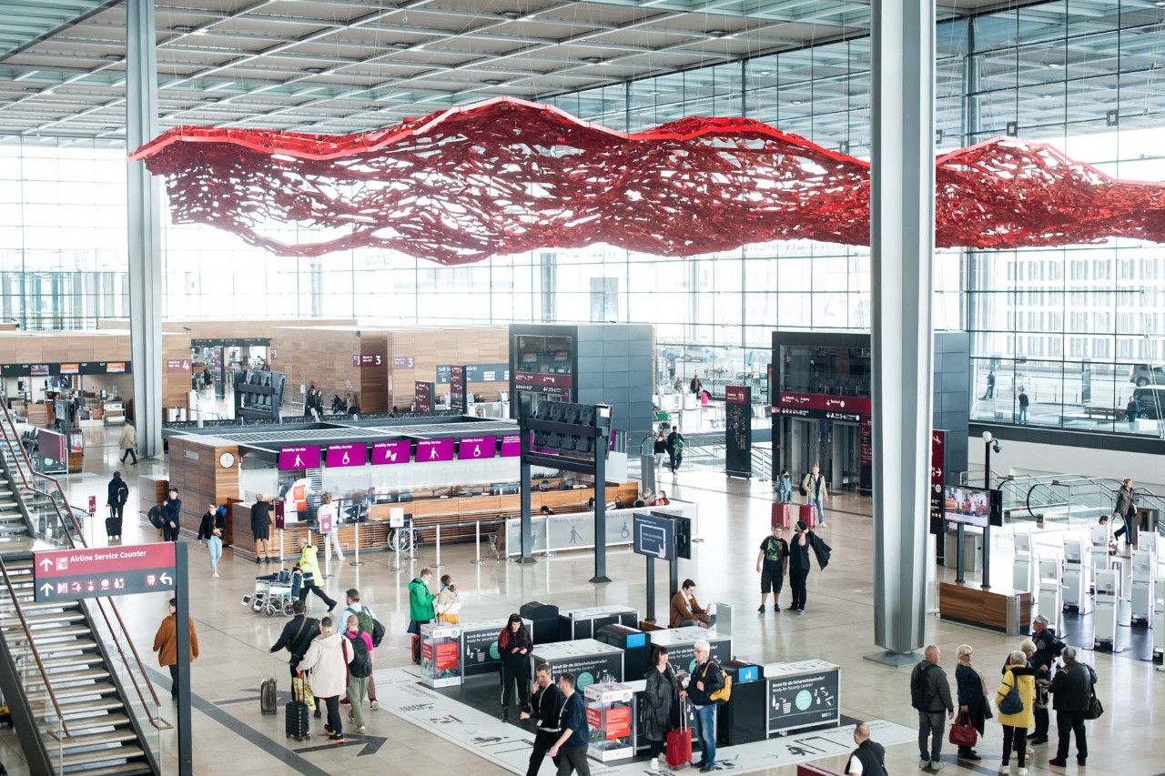 The Magic Carpet in der Check-in-Halle. Darunter der Check-in-Bereich.