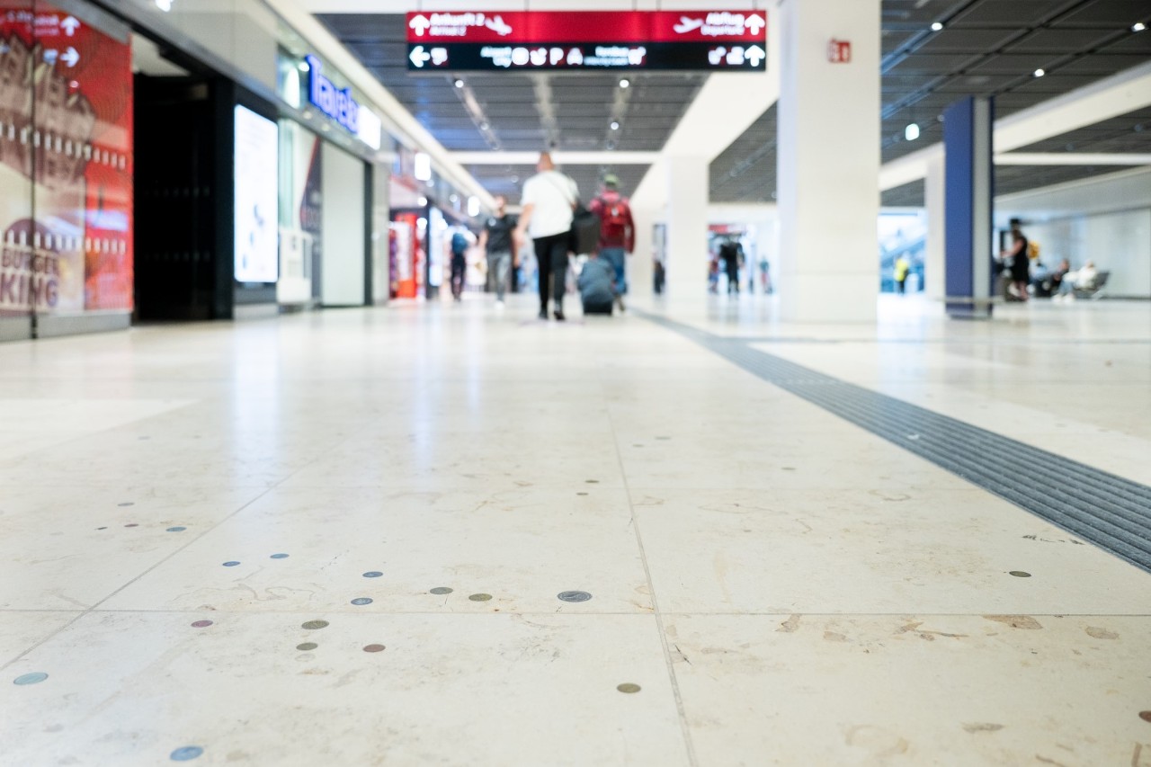 Kunstwerk Sternentalerhimmel: Bodeninstallation im Terminal 1 des BER mit in den Boden eingelassenen Münzen,.