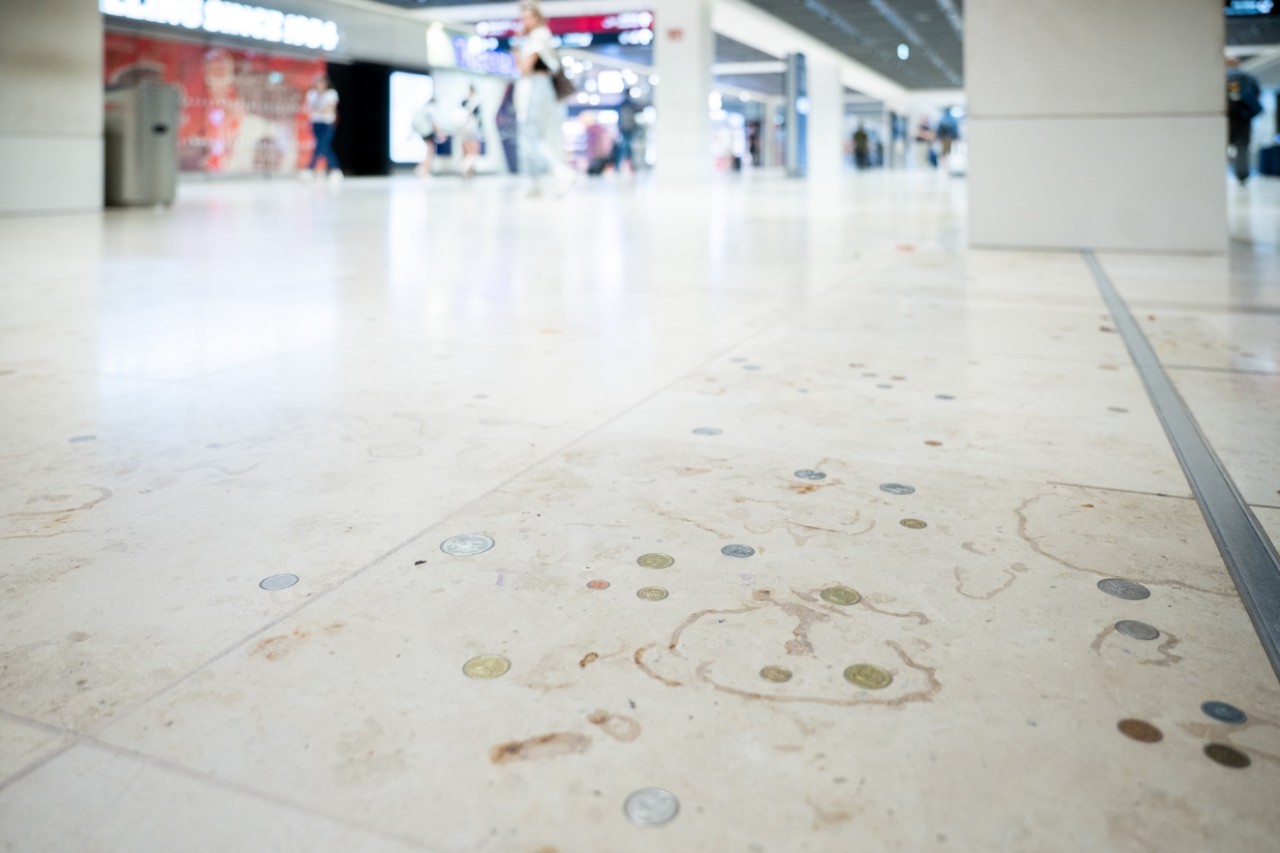 Kunstwerk Sternentalerhimmel: Bodeninstallation im Terminal 1 des BER mit in den Boden eingelassenen Münzen,.