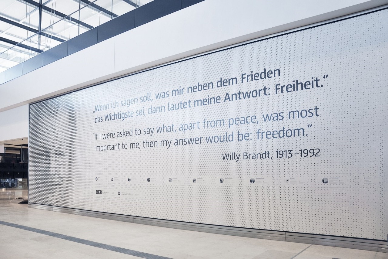 Die Willy Brandt Wand mit dem Schriftzug und dem Gesicht von Willy Brandt.