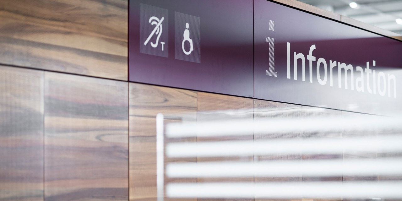Schalter der Flughafeninformation im T1