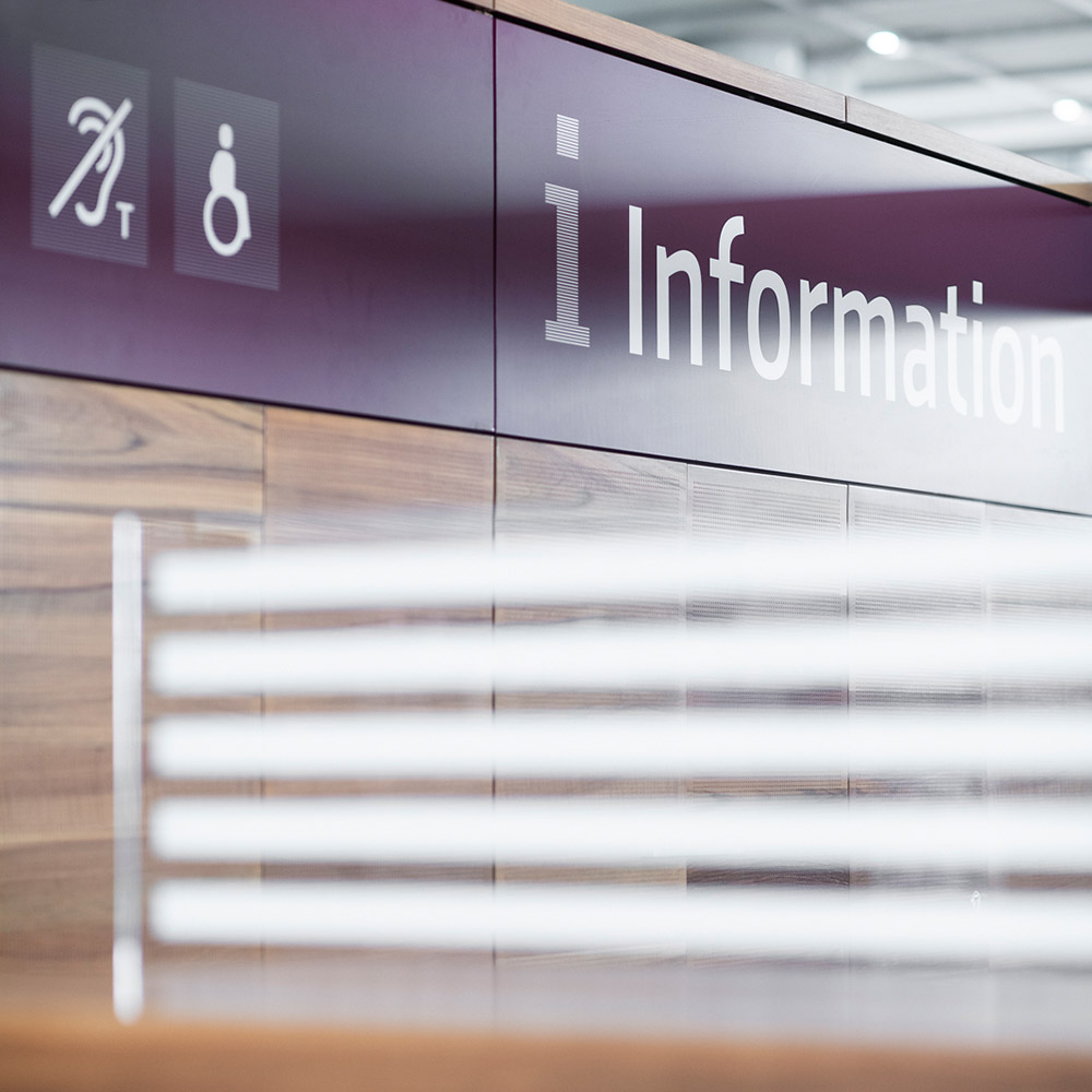 Schalter der Flughafeninformation im T1