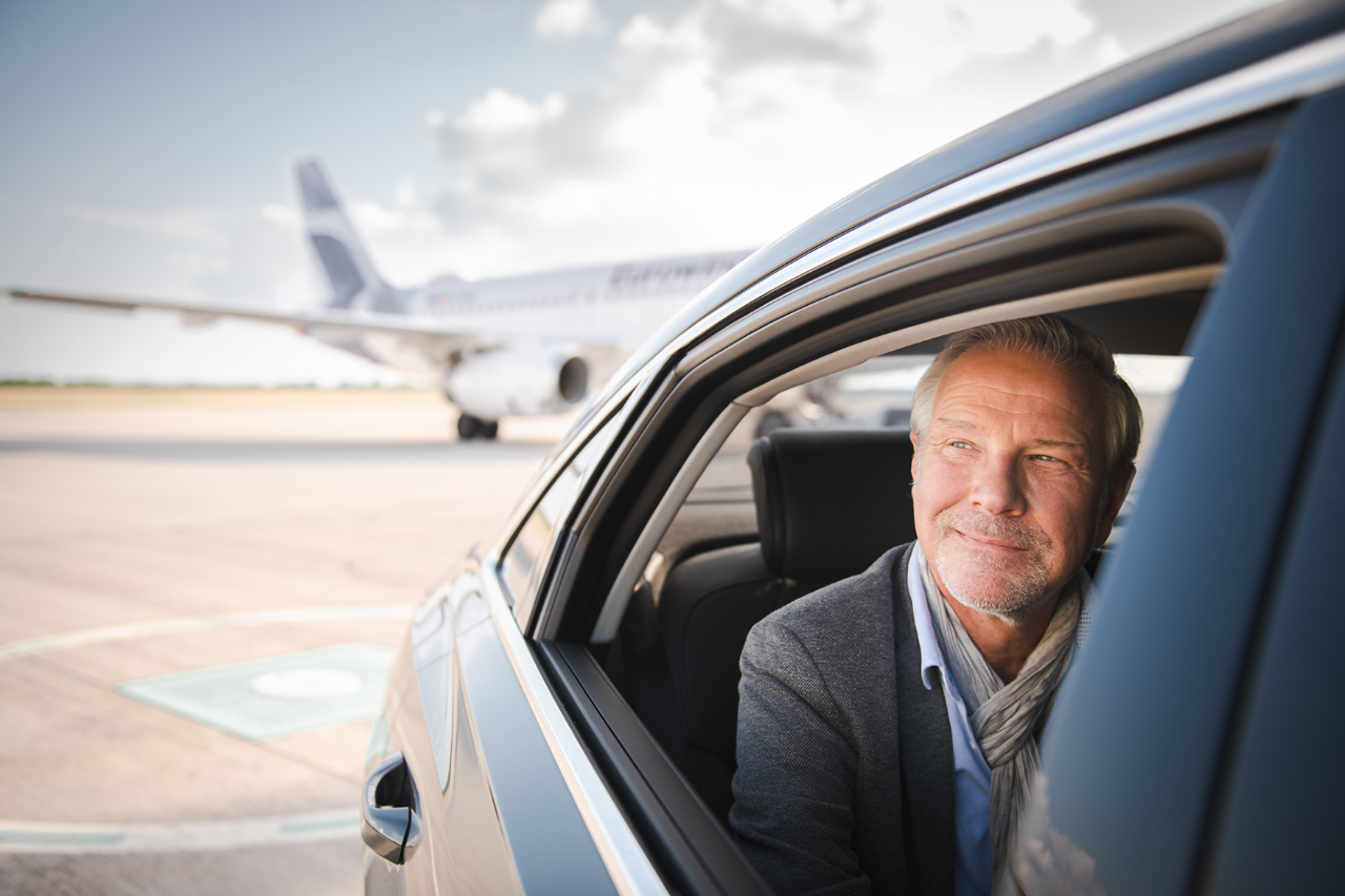 Mann im VIP Service Auto