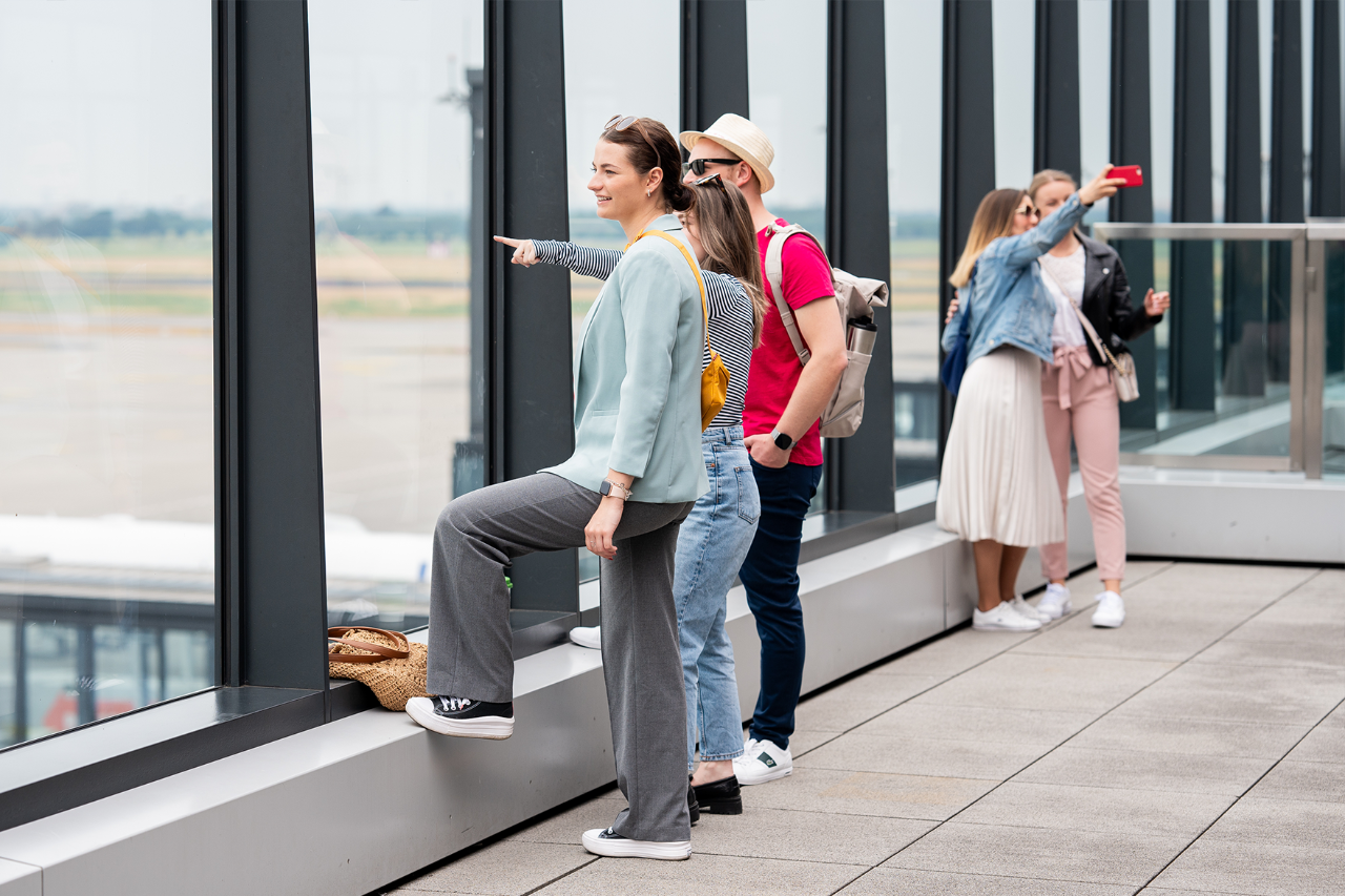 Passagiere auf der Besucherterrasse