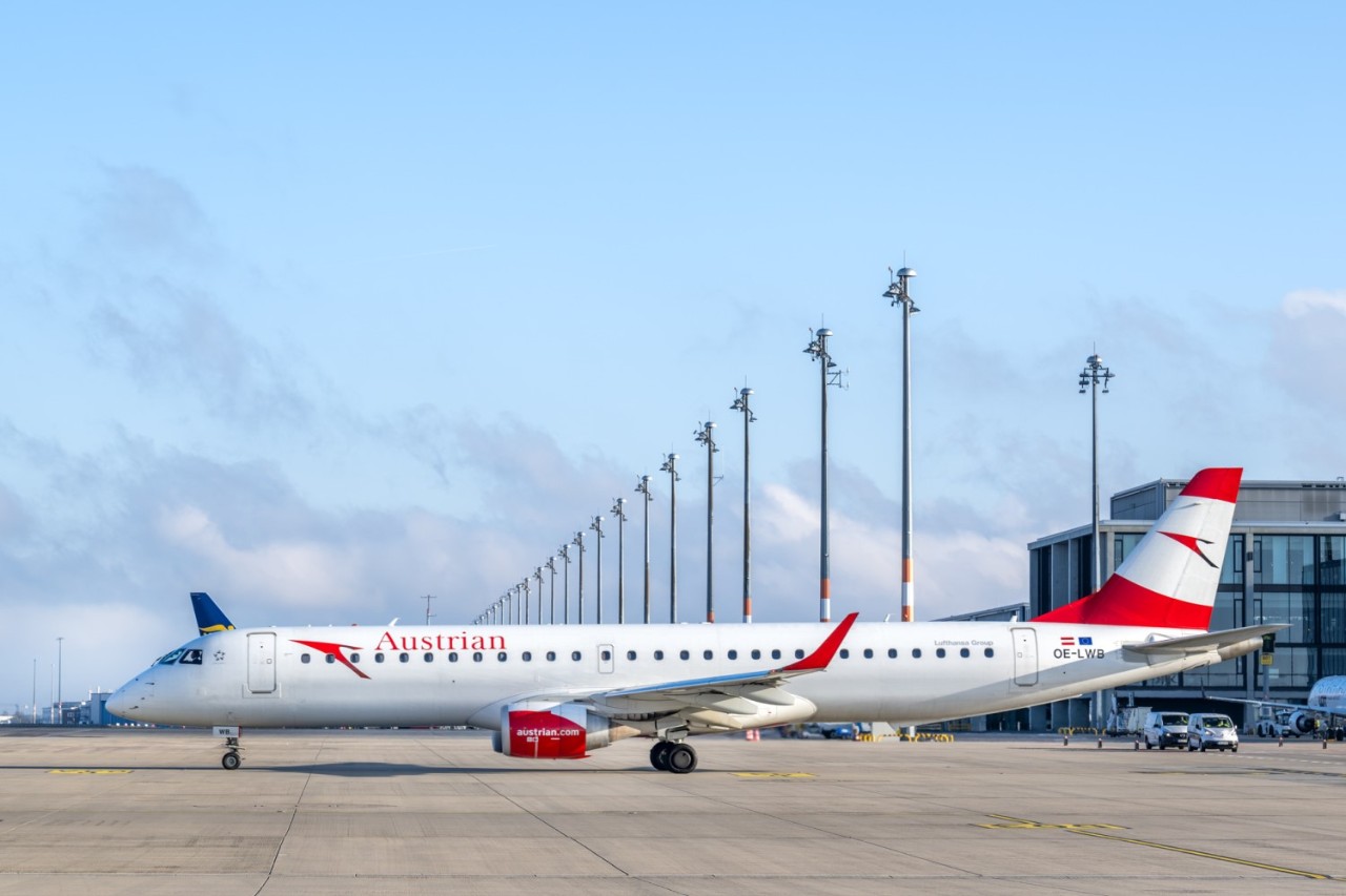 Maschine von Austrian Airlines auf dem Vorfeld.