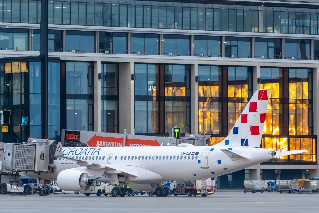 Maschine von Croatia Airlines vor dem Terminal 1.