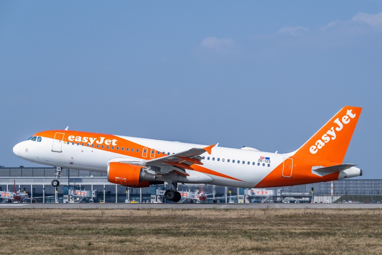 Maschine von easyJet vor dem Terminal 1.