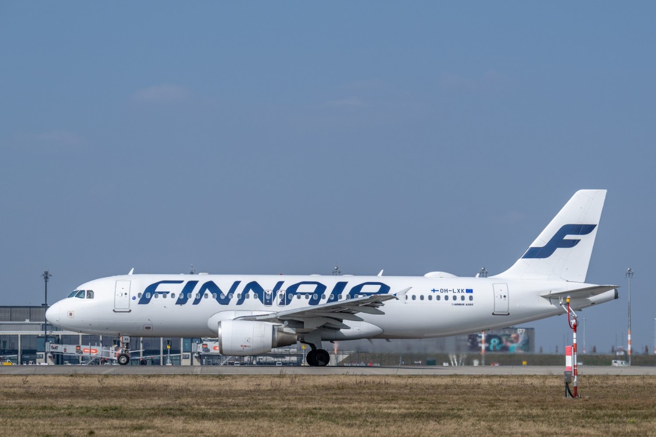 Maschine von Finnair auf der Start- und Landebahn