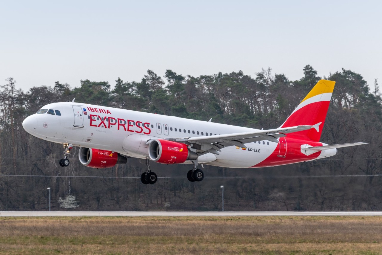 Maschine von Iberia Express landet auf der Start- und Landebahn