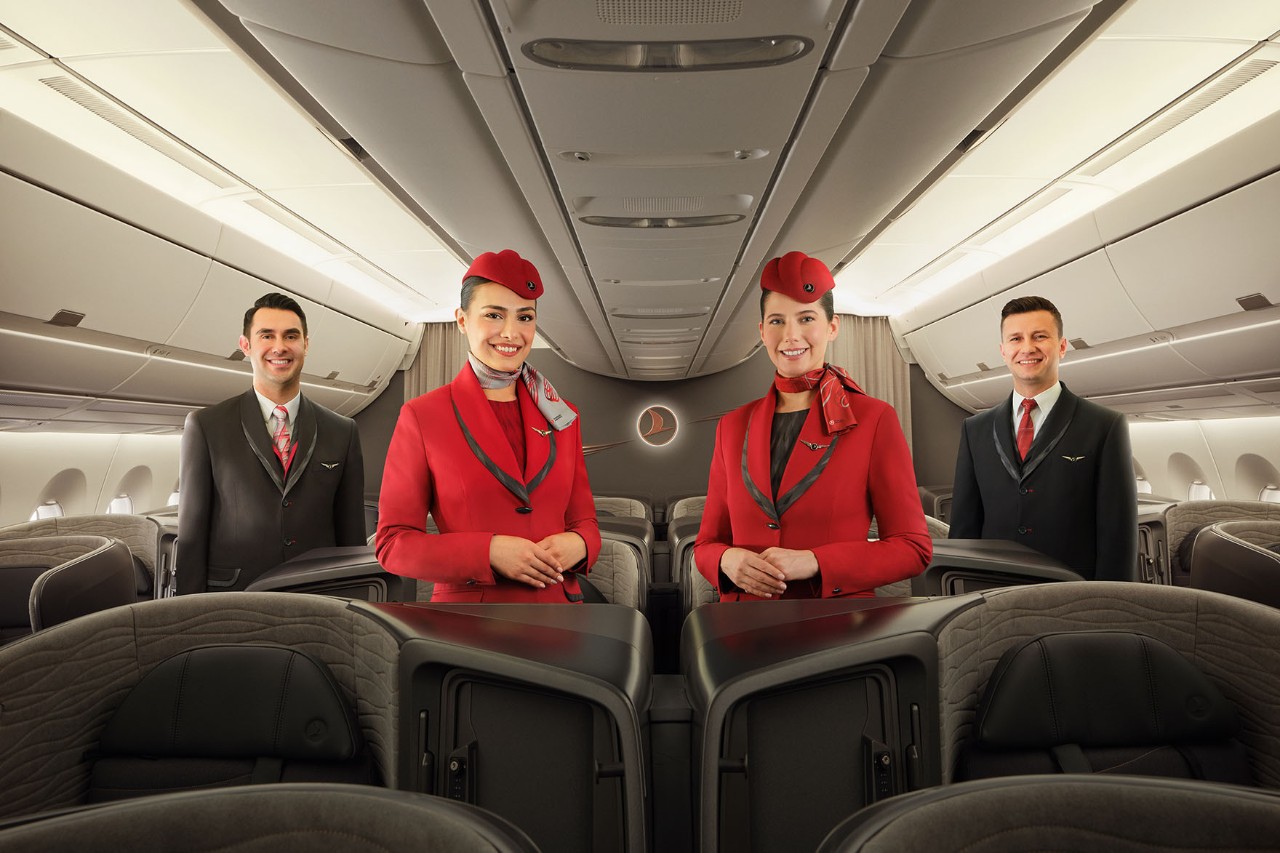 Mitglieder der Kabinencrew in einem Turkish Airlines-Flugzeug