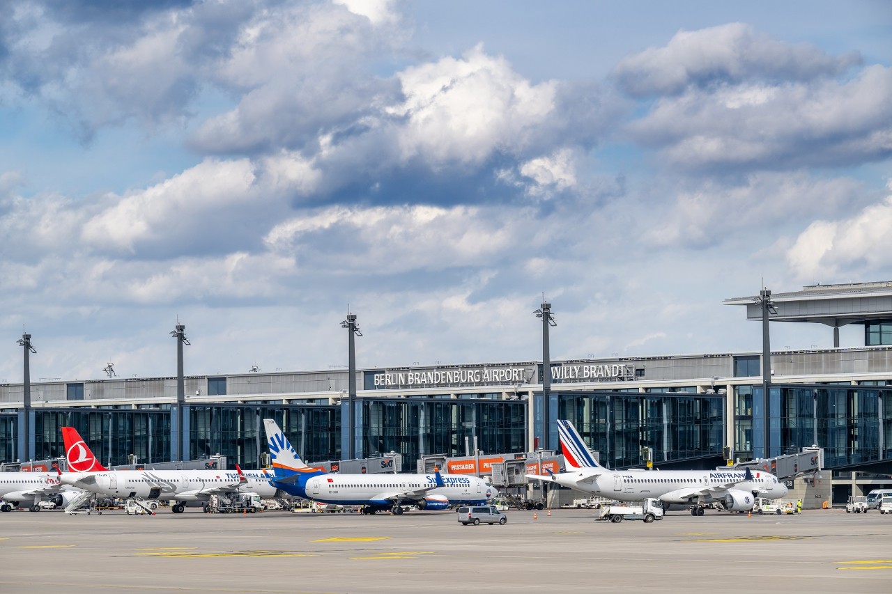 Zahlreiche Flugzeuge vor dem Terminal 1