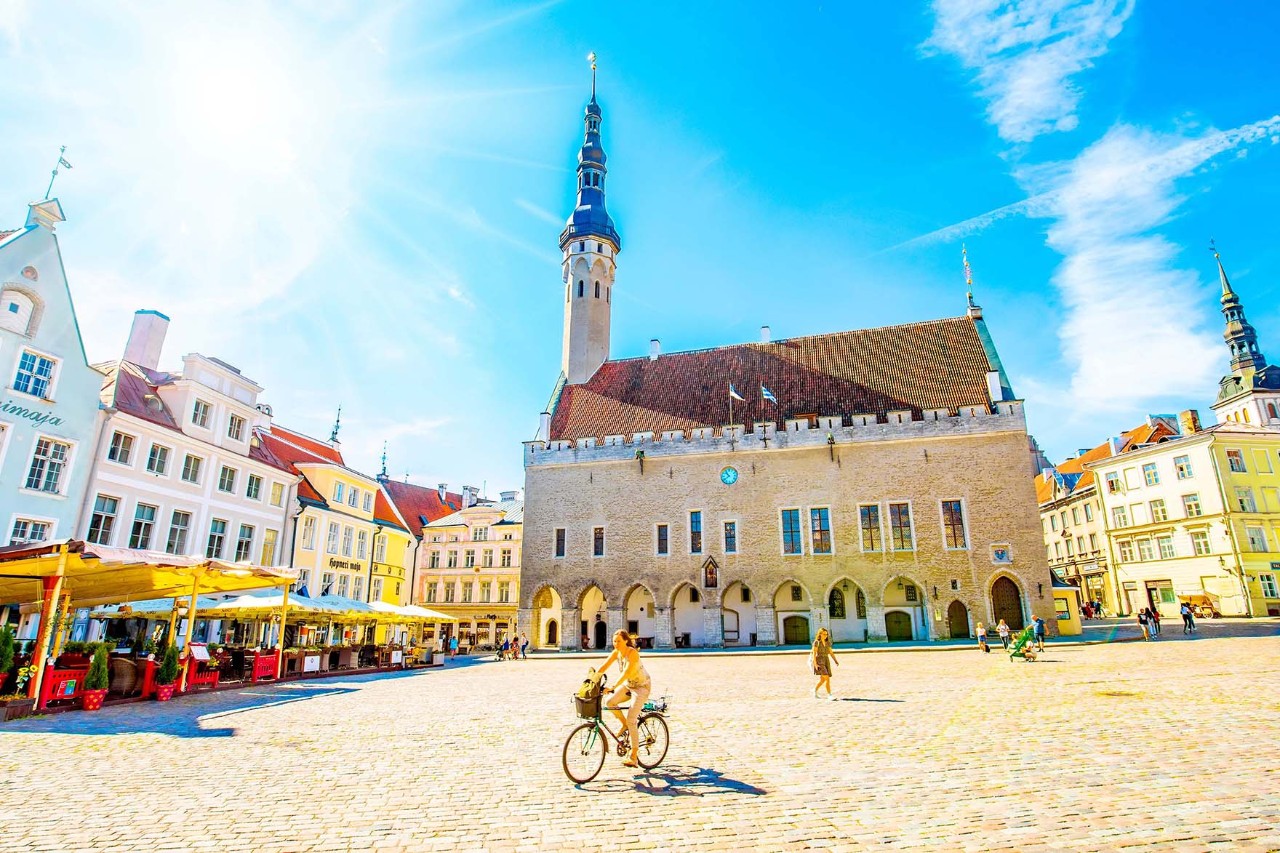 Der zentrale Raekoja Plats (Rathausplatz) in der Altstadt von Tallinn ist umgeben von farbenfrohen Kaufmannshäusern und wird dominiert vom gotischen Rathausgebäude. © Arcady/AdobeStocks