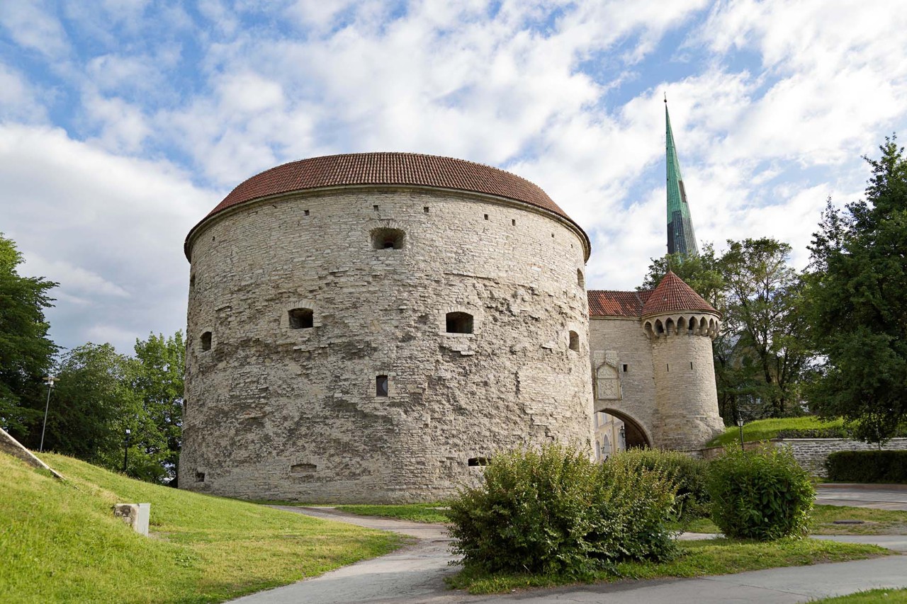 Der eindrucksvolle Kanonenturm an der Stadtmauer von Tallinn diente früher als Verteidigungspunkt und ist heute ein Museum. 