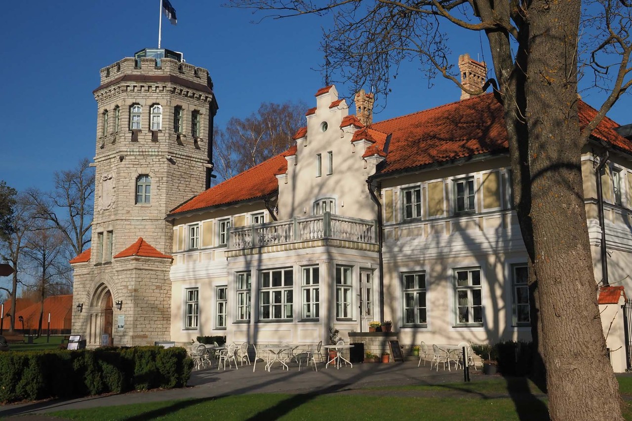 Im Schloss Maarjamäe befindet sich das Historische Museum Tallinns, das eine beeindruckende Sammlung von Exponaten zur estnischen Geschichte beherbergt. © Bluemoment72/AdobeStocks