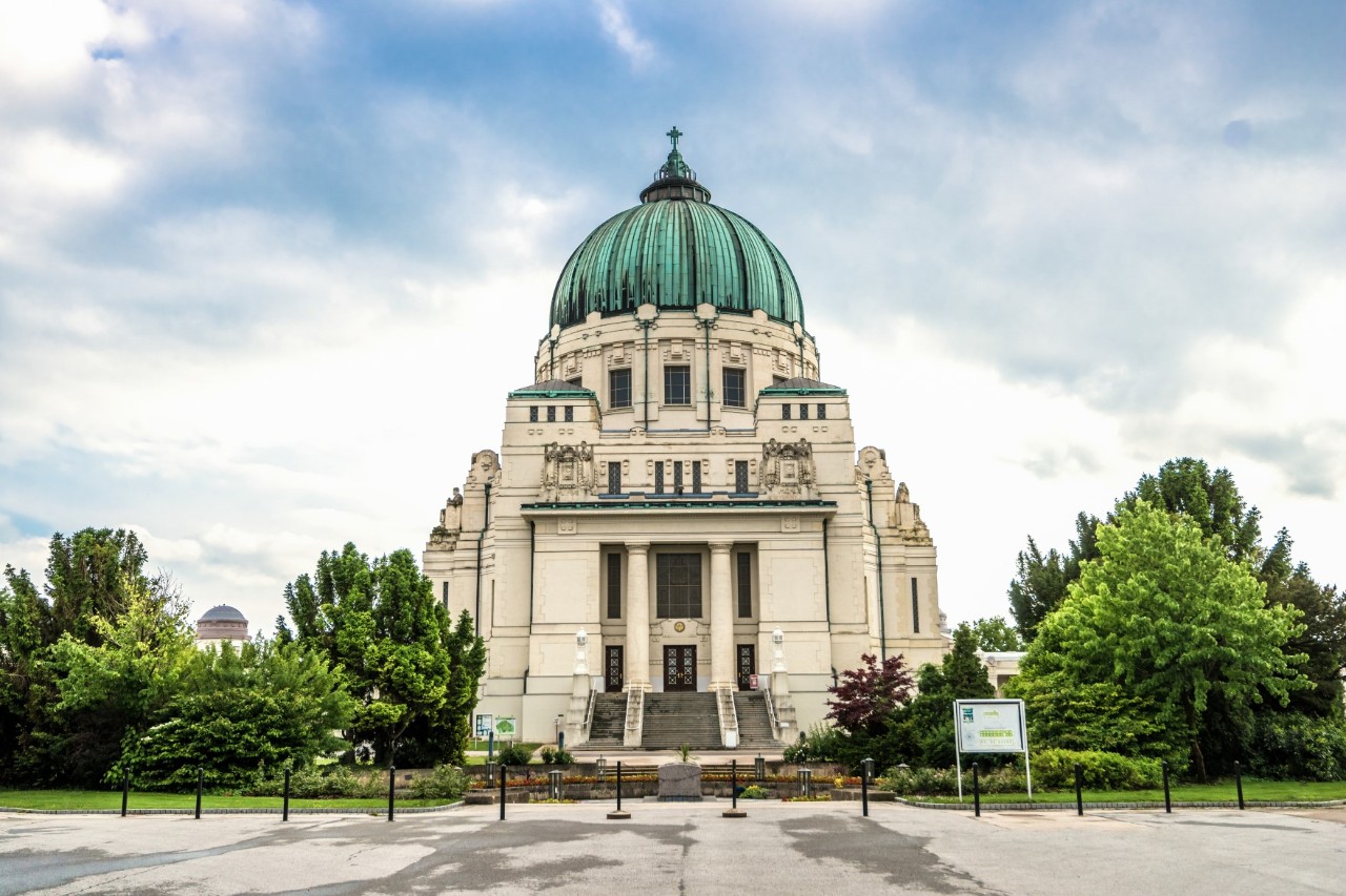 Kirche am Zentralfriedhof mit großer Kuppel und Treppe.