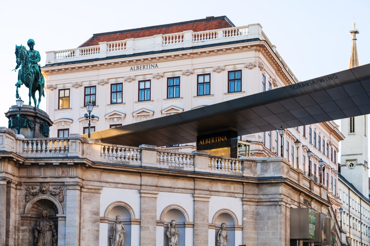Museum Albertina mit moderner Rampe und Reiterstatue.