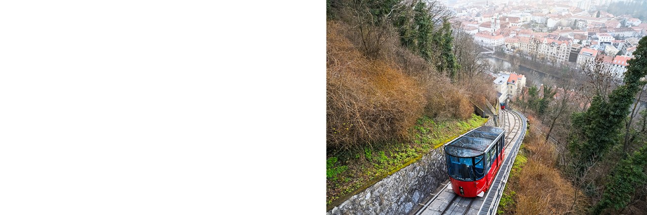 Zahnradbahn am Grazer Schlossberg mit steiler Schiene im Grünen.