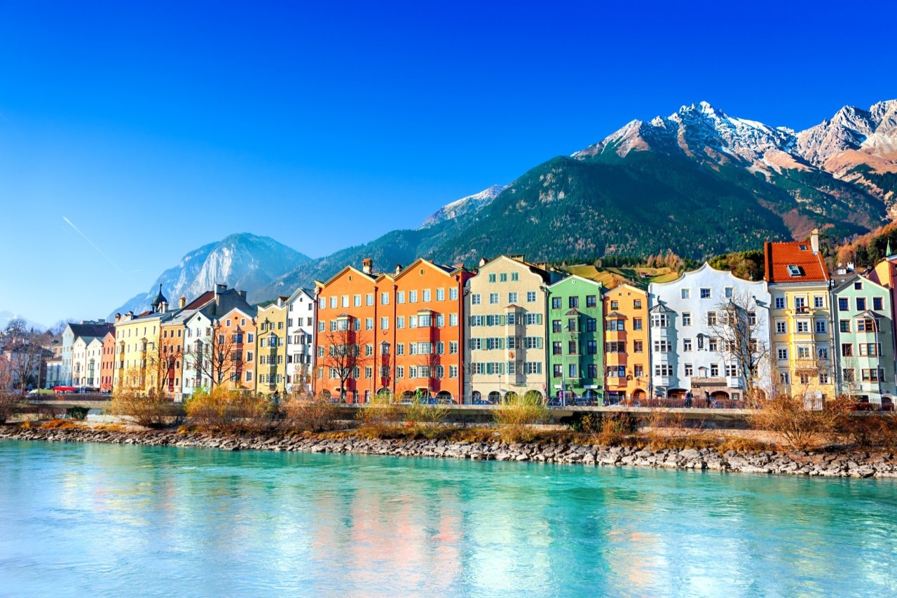 Bunte Häuserzeile am Fluss Inn 