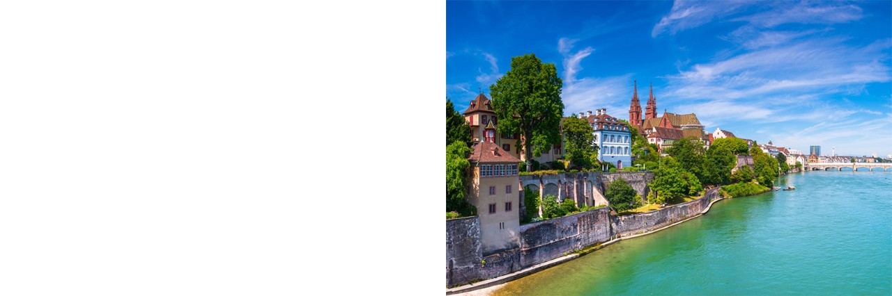 Blick den blaugrünen Fluss Rhein und die linksseitige Altstadt von Basel mit dem roten Münster © gatsi/stock.adobe.com