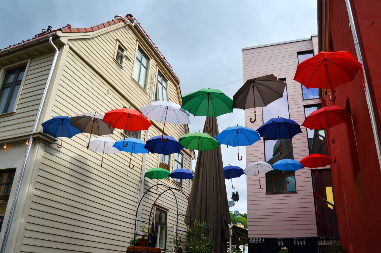Mit bunten Regenschirmen geschmückte Straße in Bergen in Norwegen.