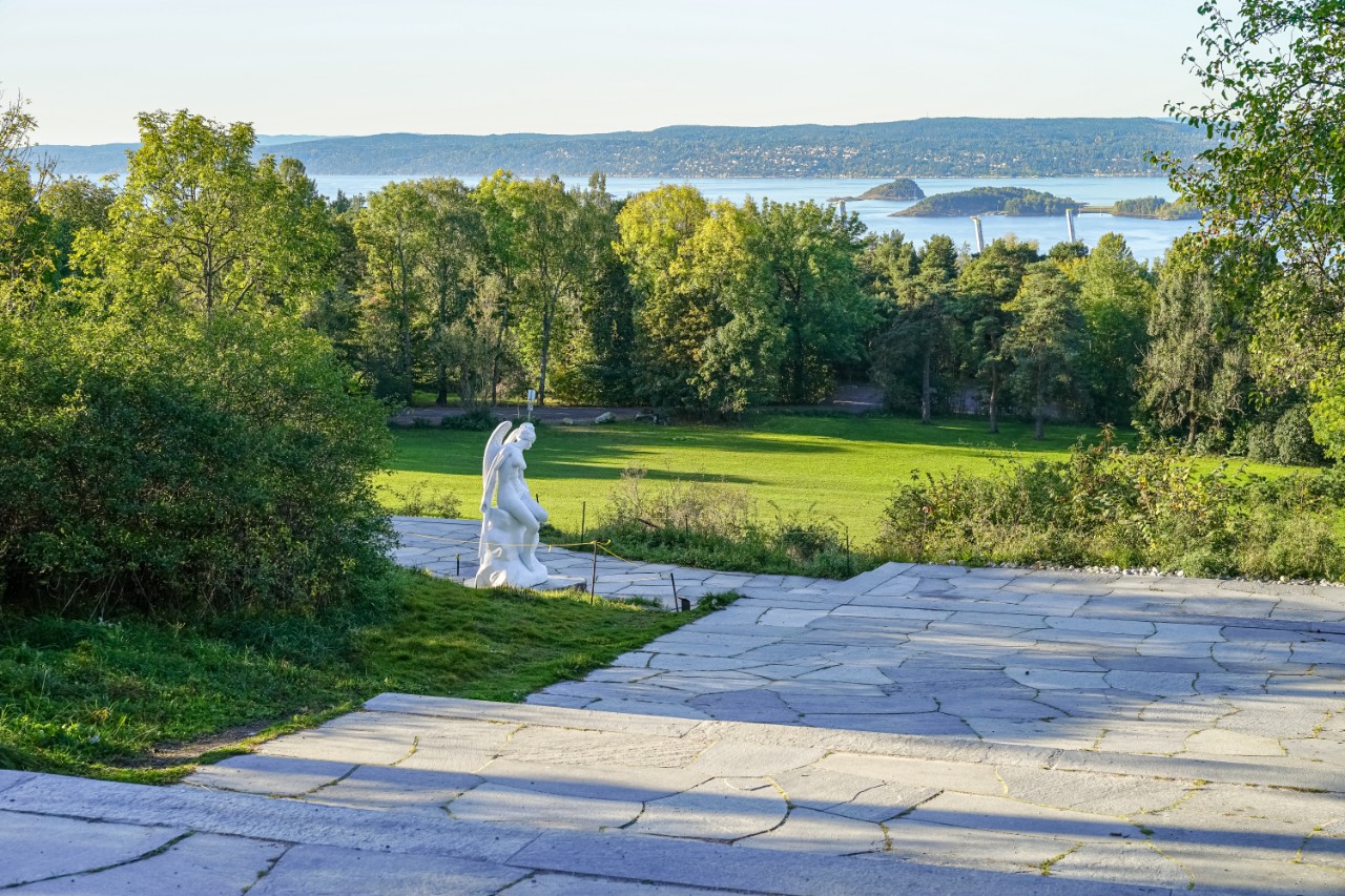 Skulpturen zwischen Bäumen im Ekebergparken in Oslo.