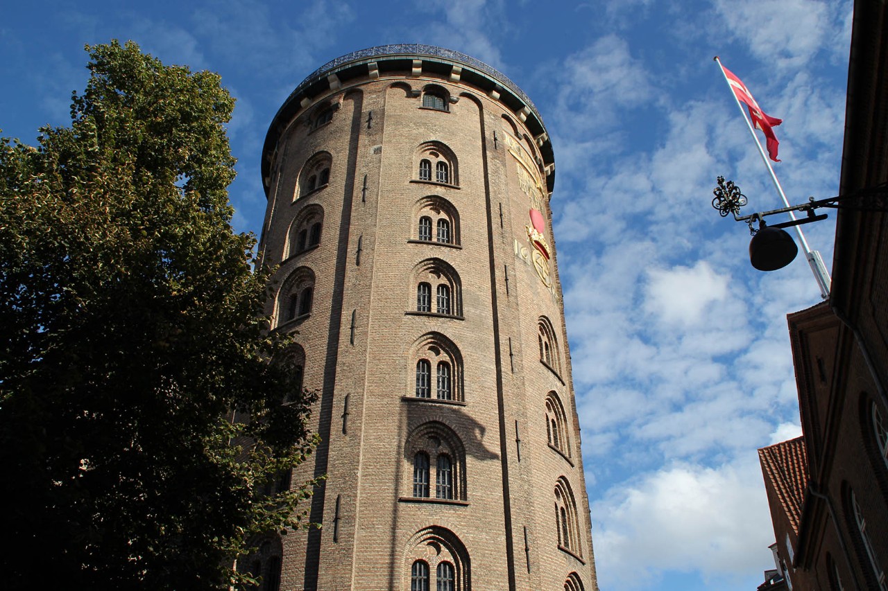 Der 1642 errichtete Runde Turm ist ein beliebter Aussichtspunkt. Das Besondere: Im Inneren des Turms führt keine Treppe nach oben, sondern ein gewundener Serpentinenweg. 