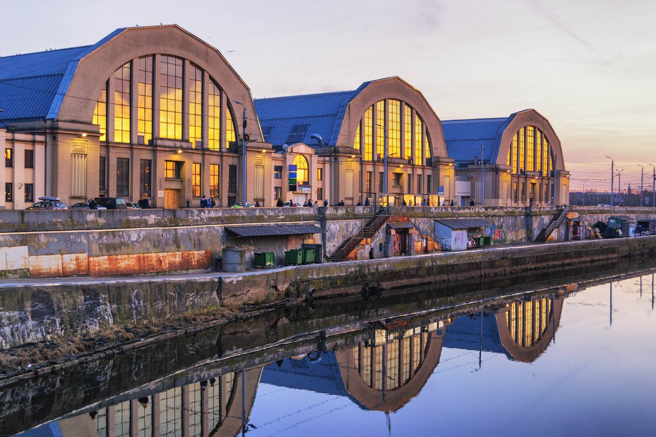 Der Zentralmarkt von Riga befindet sich in alten Zeppelinhangars und ist einer der größten und ältesten Märkte Europas.  © tichr/AdobeStocks