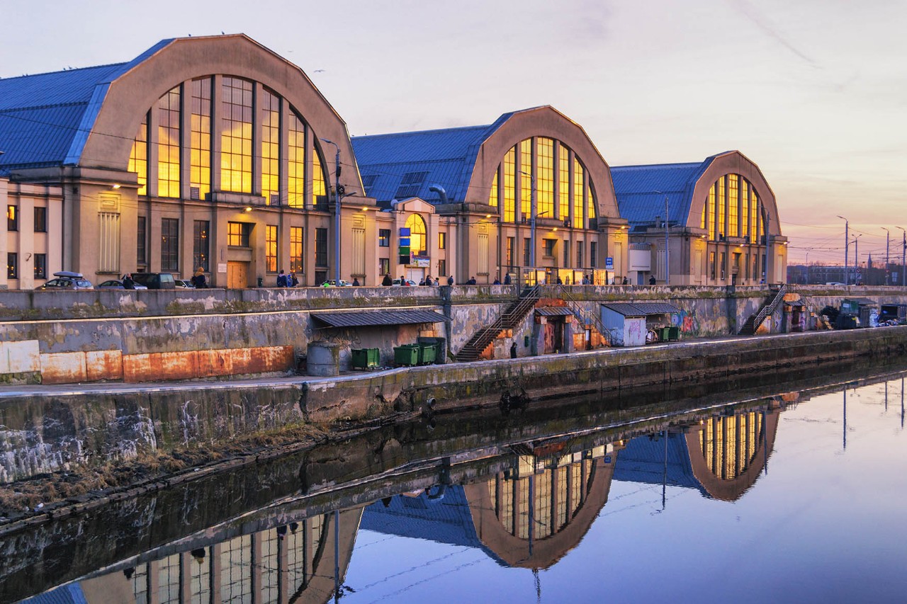 Der Zentralmarkt von Riga befindet sich in alten Zeppelinhangars und ist einer der größten und ältesten Märkte Europas.  