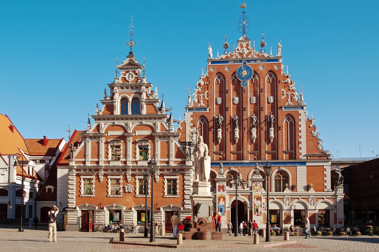 Das Schwarzhäupterhaus im Herzen der Altstadt von Riga ist eines der bekanntesten Wahrzeichen der Stadt und ein Meisterwerk der Backsteingotik. 