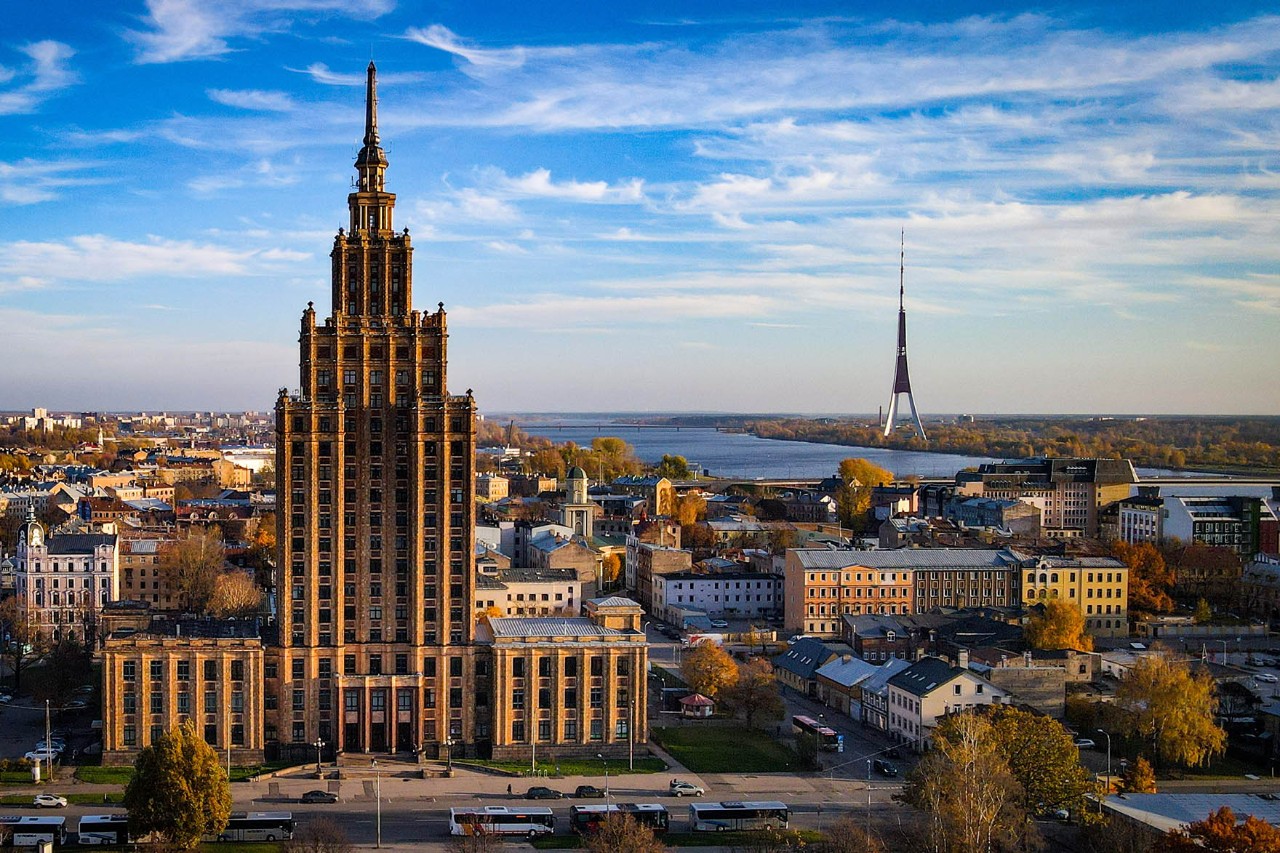 Die Akademie der Wissenschaften ist ein markantes Wahrzeichen in der Skyline von Riga. Sie wurde in den 1950er Jahren im Stil des Sozialistischen Klassizismus erbaut. © OneLife_photography/AdobeStocks