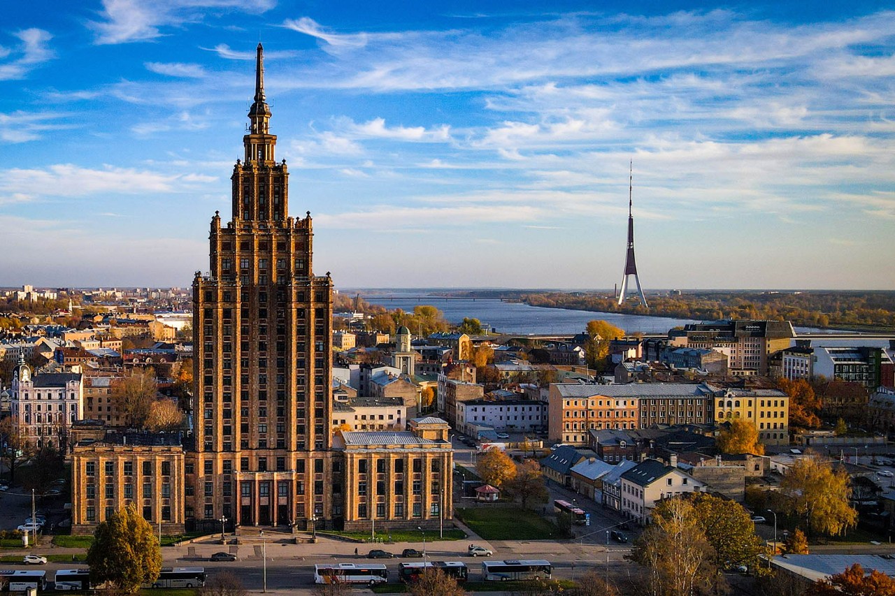 Die Akademie der Wissenschaften ist ein markantes Wahrzeichen in der Skyline von Riga. Sie wurde in den 1950er Jahren im Stil des Sozialistischen Klassizismus erbaut. 