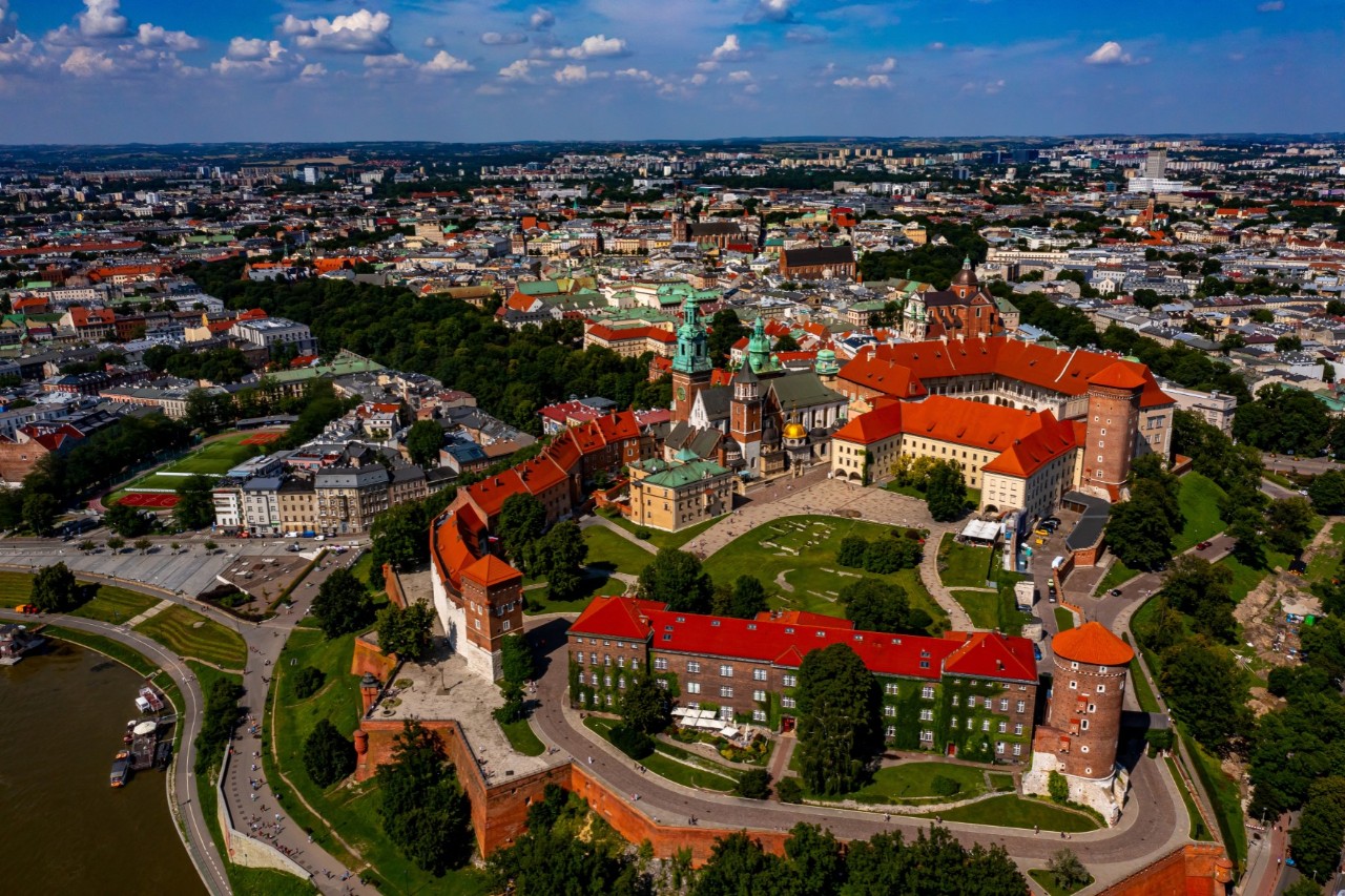 Eine Burganlage, die Kathedrale und das Schloss. Im Hintergrund ist die Stadt zu sehen 