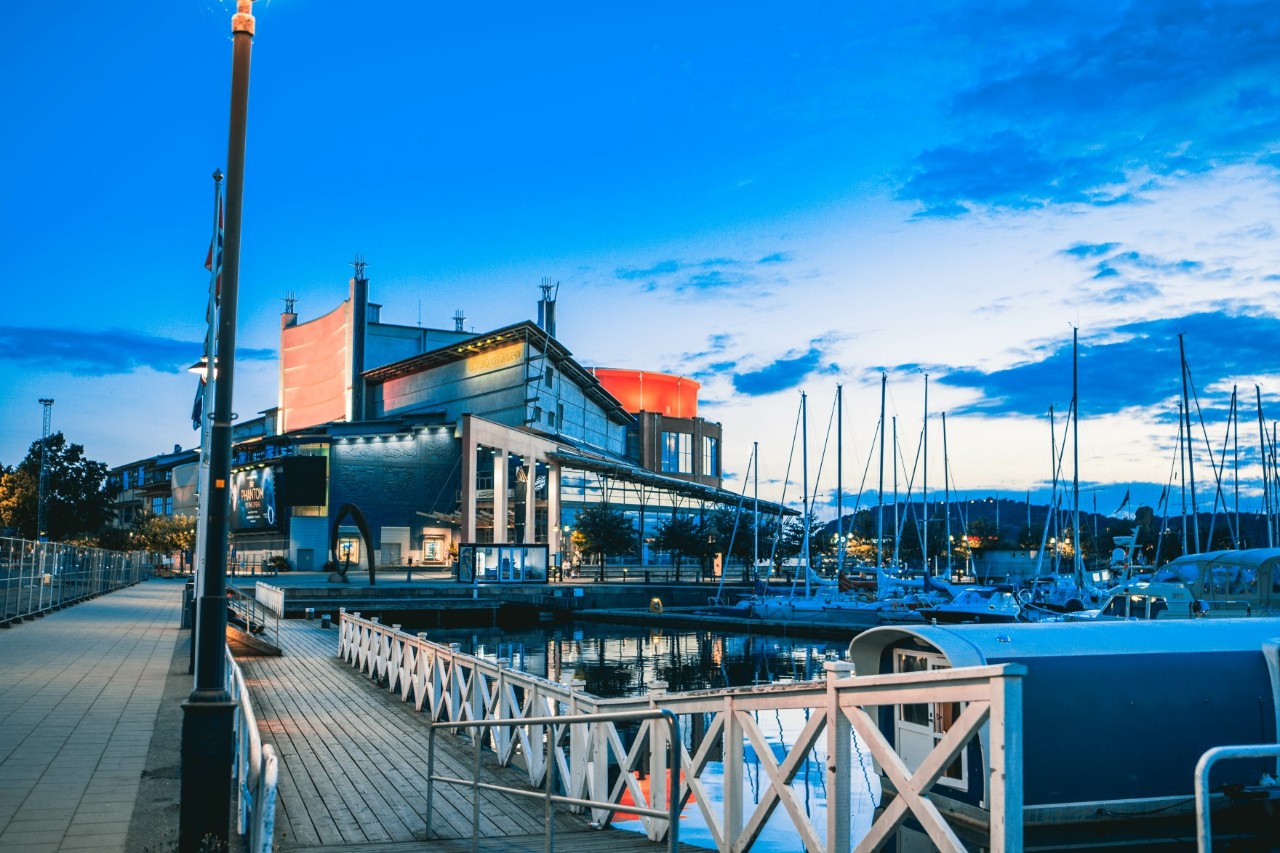 Opernhaus am Fluss Gota, Wasser mit Booten 