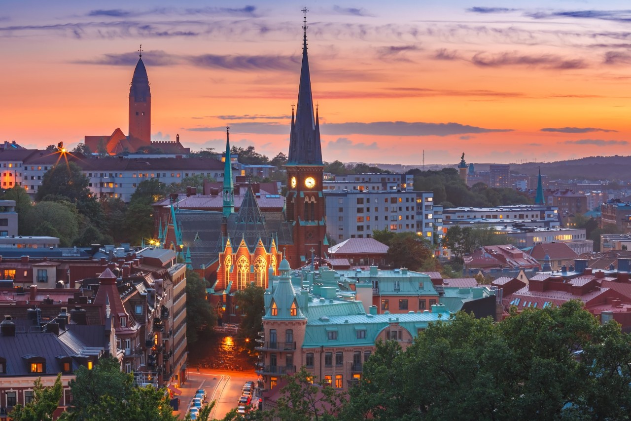 Altstadt bei Sonnenuntergang, Himmel mit Wolken, Oscar-Fredrik-Kirche, Masthuggskirche 