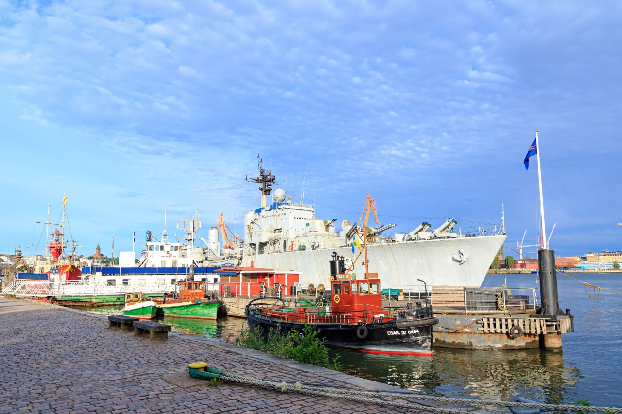 Schwimmendes Erlebnismuseum Maritiman, großer Hafen mit historischen Schiffen 