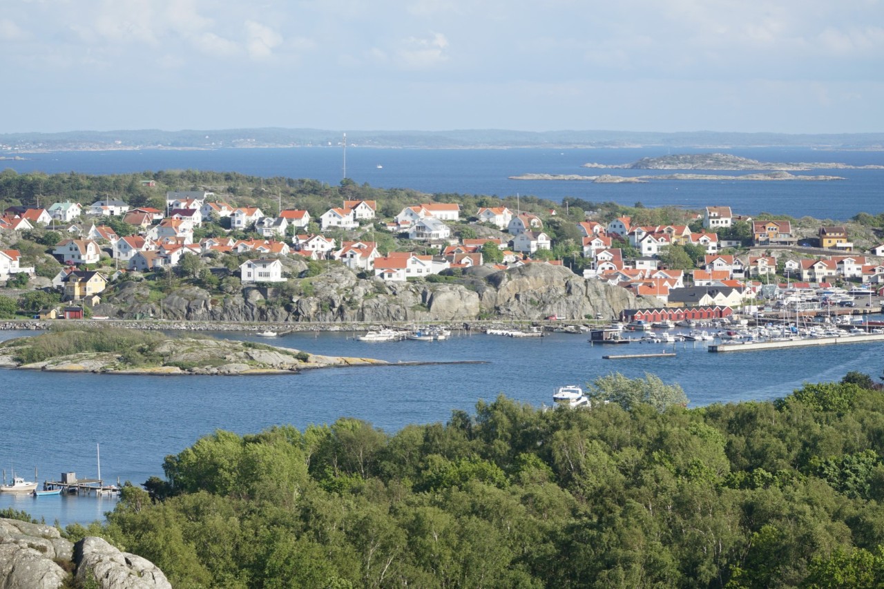 Insel Styrsö mit Häusern und kleineren Inseln, Ausblick auf Göteborg  © Christopher/stock.adobe.com  