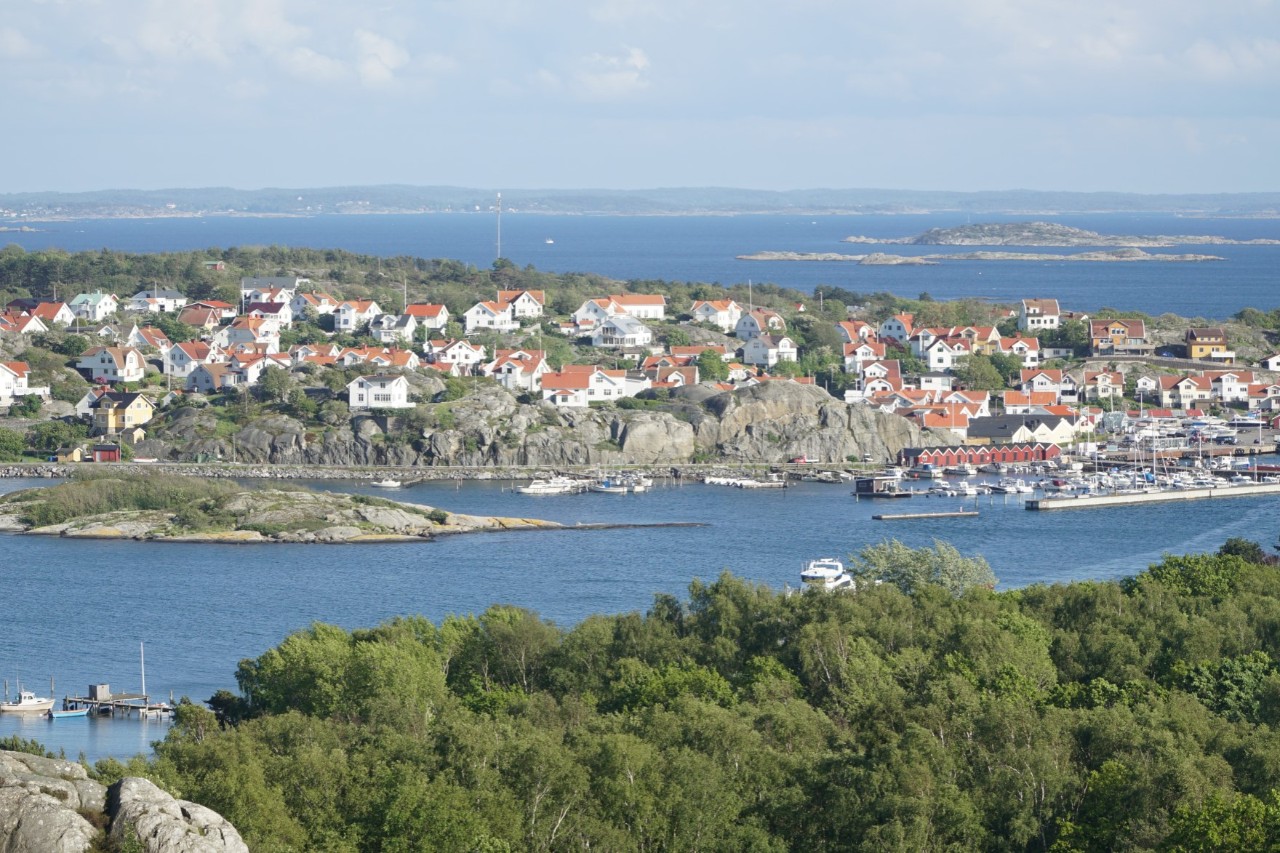 Insel Styrsö mit Häusern und kleineren Inseln, Ausblick auf Göteborg  