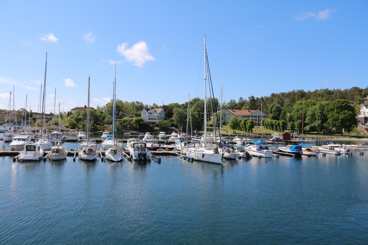 Fischerhafen der Insel Donsö, Hafen mit Booten