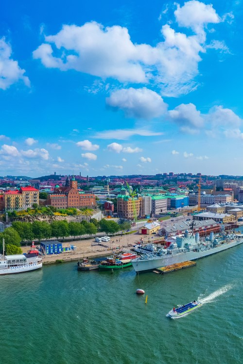 Panoramablick auf Göteborg, Wasser mit Booten, blauer Himmel, Skyline © dudlajzov/stock.adobe.com