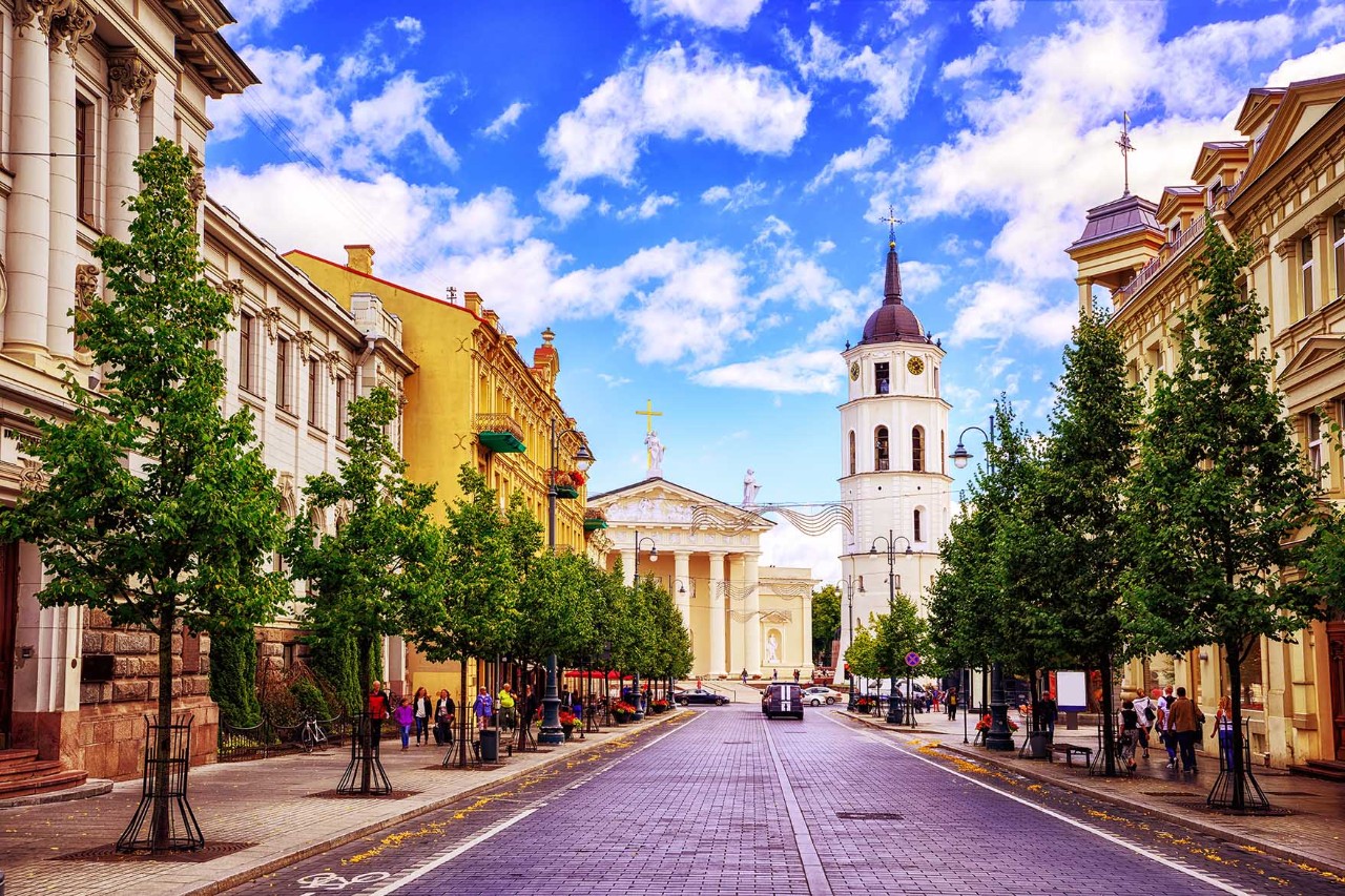 Herrlich zum Flanieren: Der Gediminas-Boulevard verbindet das historische Stadtzentrum mit der Kathedrale und dem Parlamentsgebäude. © Boris Stroujko / AdobeStock