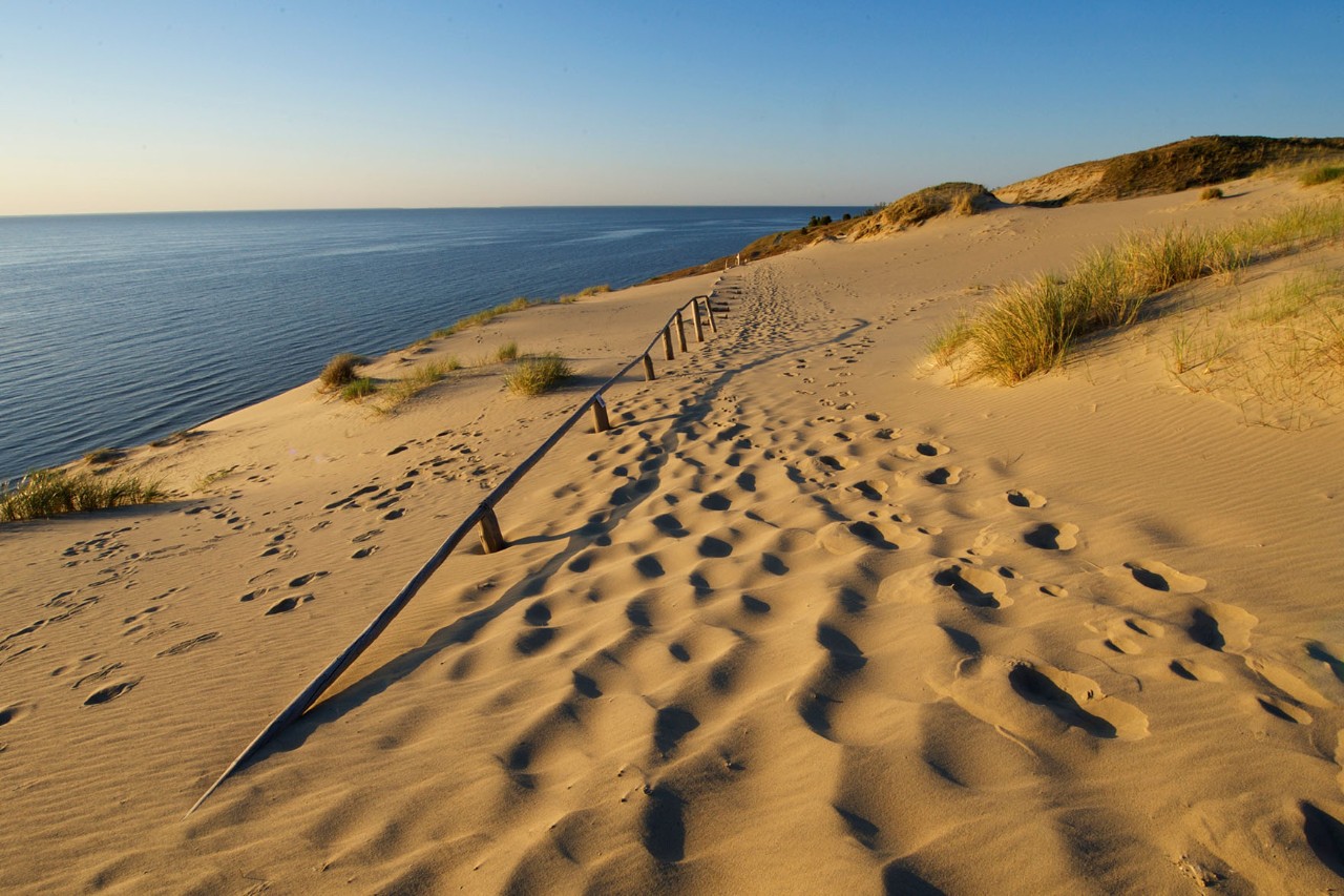 Die Kurische Nehrung liegt als 98 Kilometer langer Streifen im Meer vor Litauen und gehört als Nationalpark zum UNESCO-Weltkulturerbe © activeast / AdobeStock