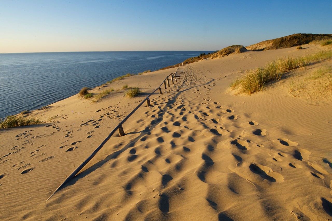 Die Kurische Nehrung liegt als 98 Kilometer langer Streifen im Meer vor Litauen und gehört als Nationalpark zum UNESCO-Weltkulturerbe 