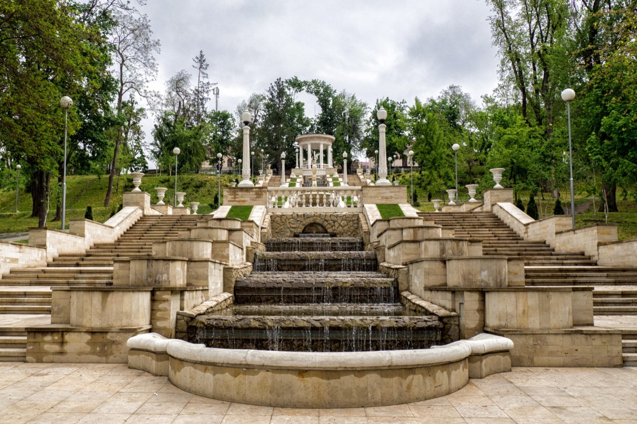 Gartenanlage mit Brunnen, Treppen und Denkmal im Stefan cel Mare Central Park © lusiolad/stock.adobe.com