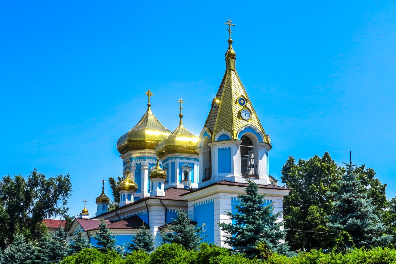 Kathedrale St. Teodor Tiron im neobyzantinischen Stil, blaue Kirche mit goldenen Türmchen 
