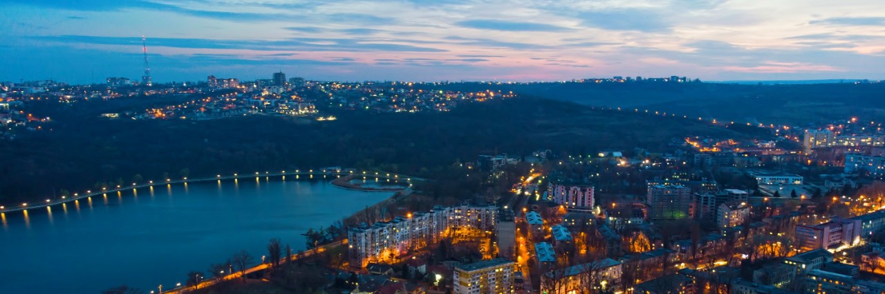 Ausblick auf Chisinau, Fluss und Lichter bei Nacht © frimufilms/stock.adobe.com