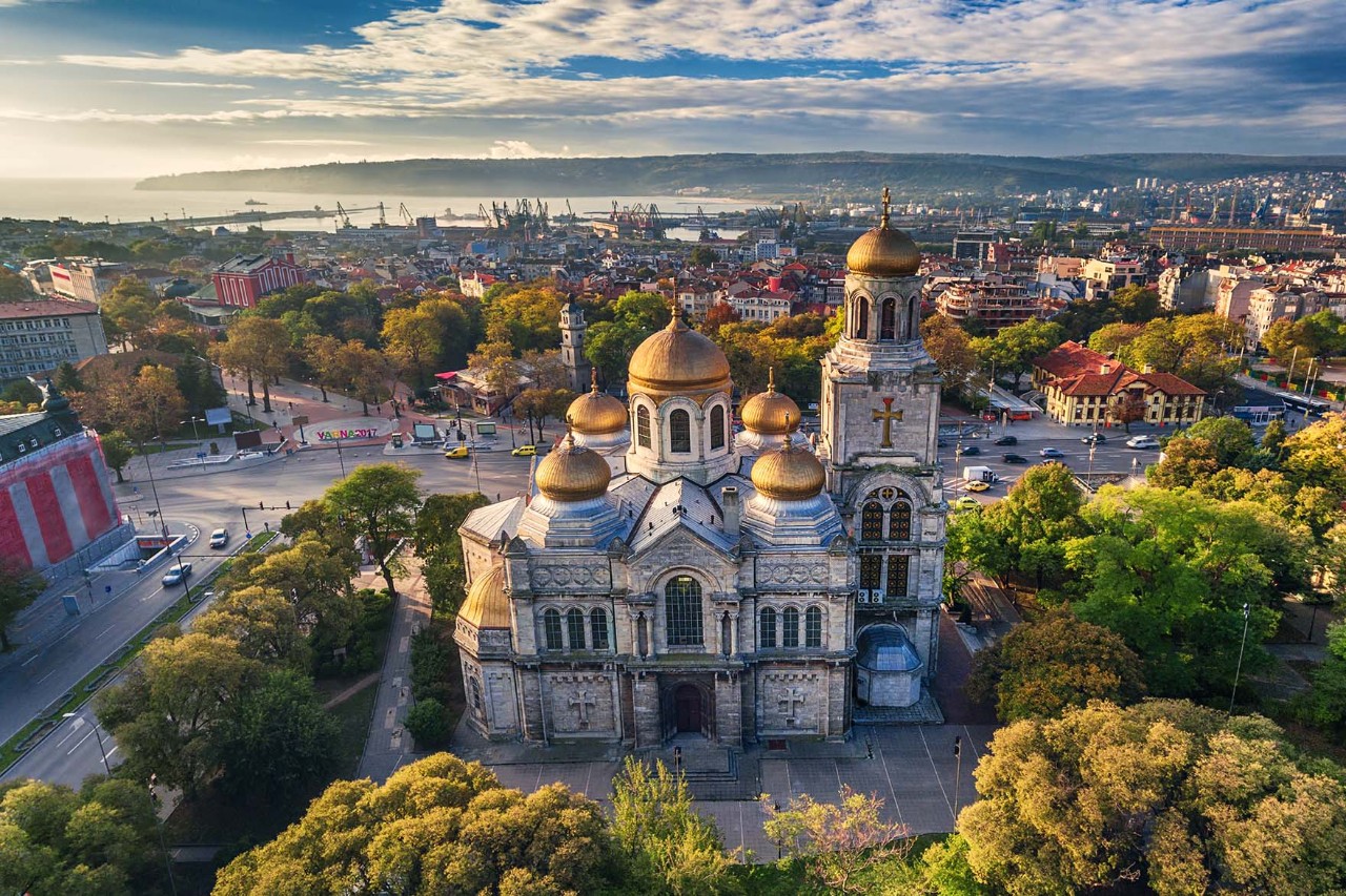 Wahrzeichen von Varna: Die Kathedrale Maria Himmelfahrt ist die drittgrößte Kathedrale Bulgariens und beeindruckt von innen wie von außen. © Valentin Valkov/AdobeStocks